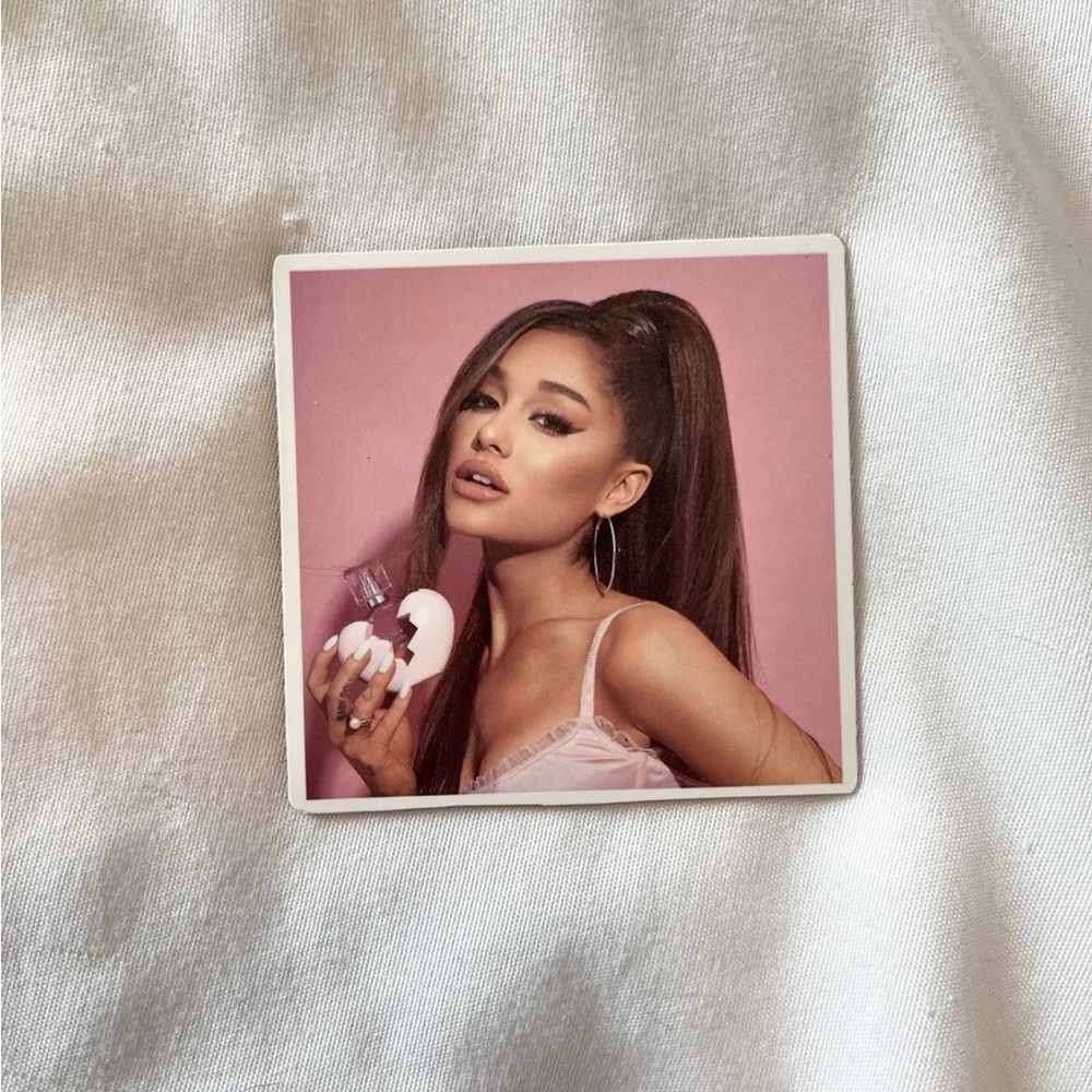 Ariana Grande Magnet